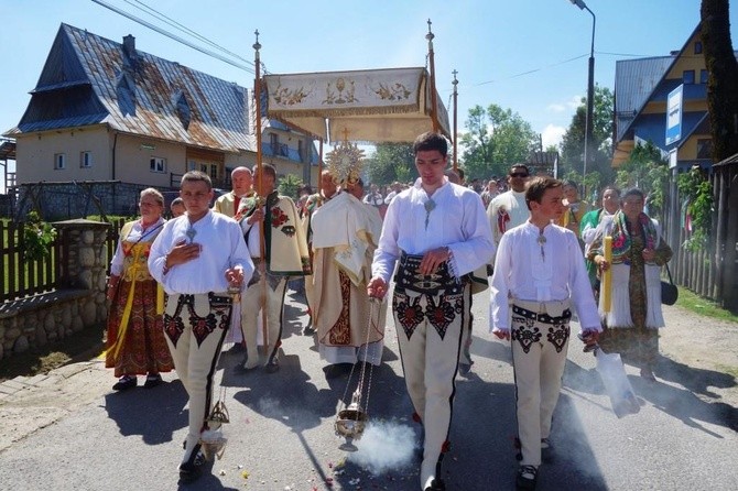 Procesja z widokiem na Tatry w Poroninie 