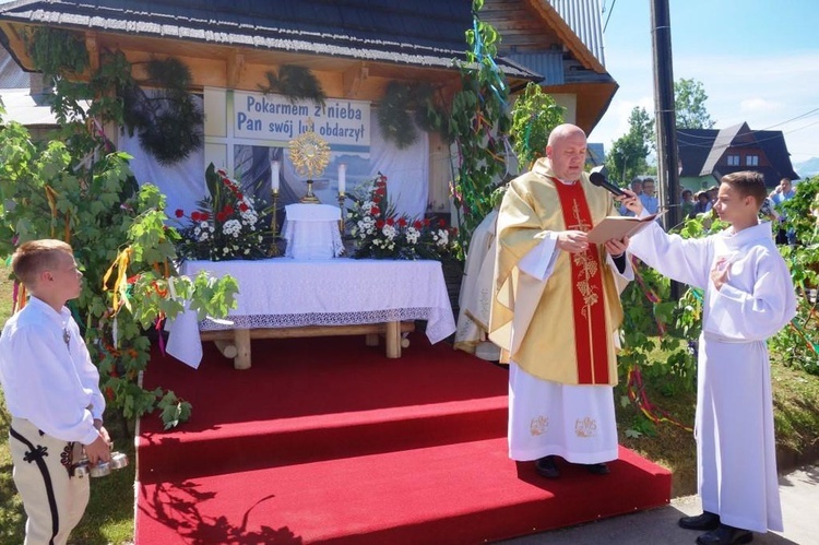 Procesja z widokiem na Tatry w Poroninie 