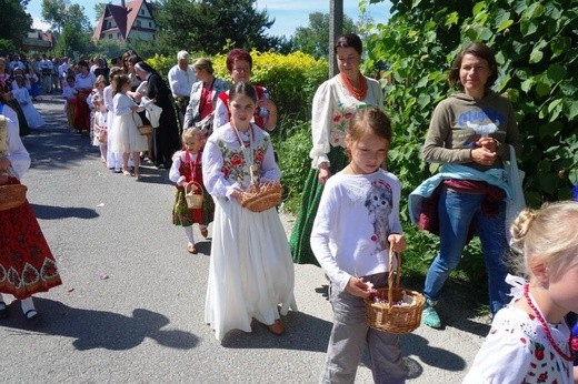 Procesja z widokiem na Tatry w Poroninie 