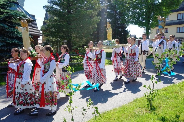 Procesja z widokiem na Tatry w Poroninie 