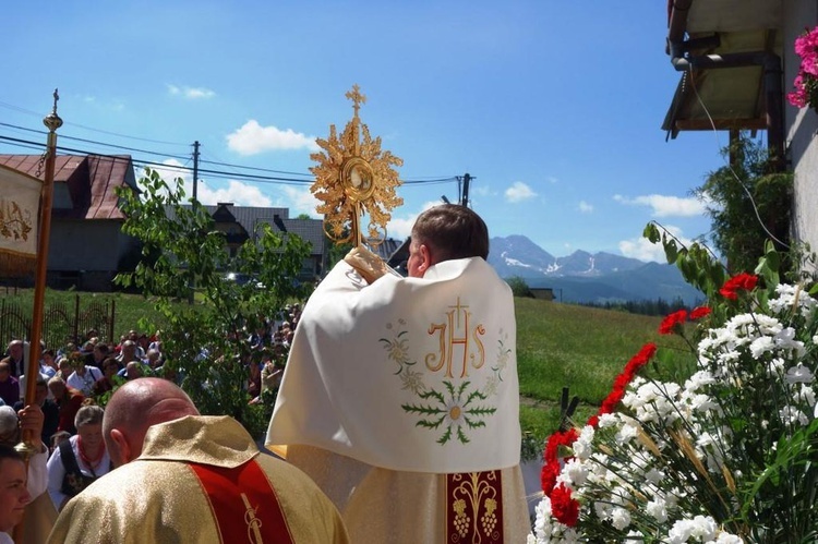 Procesja z widokiem na Tatry w Poroninie 