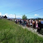 Procesja z widokiem na Tatry w Poroninie 