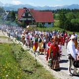 Procesja z widokiem na Tatry w Poroninie 