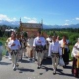 Procesja z widokiem na Tatry w Poroninie 