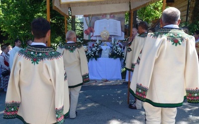 Procesja z widokiem na Tatry w Poroninie 