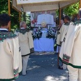 Procesja z widokiem na Tatry w Poroninie 