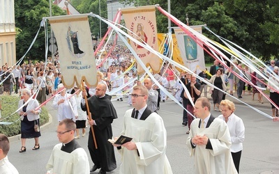 Przejść przez ulice, domy, ludzkie dramaty