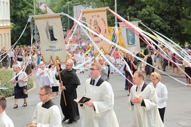 Przejść przez ulice, domy, ludzkie dramaty