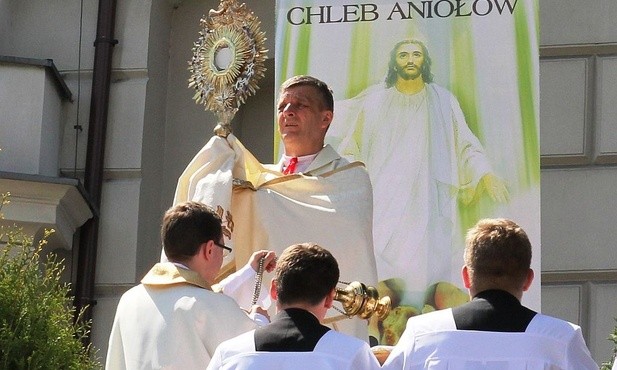 Bp Roman Pindel z Najświętszym Sakramentem przy drugim ołtarzu - na pl. Chrobrego