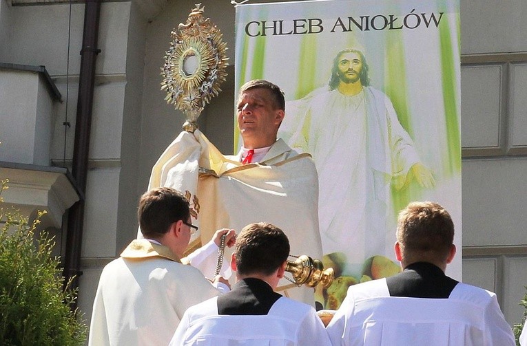 Bp Roman Pindel z Najświętszym Sakramentem przy drugim ołtarzu - na pl. Chrobrego