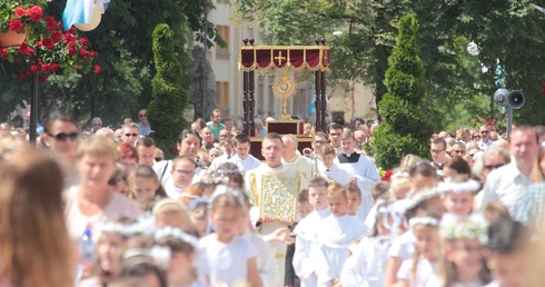 Wielotysięczny tłum za Chrystusem