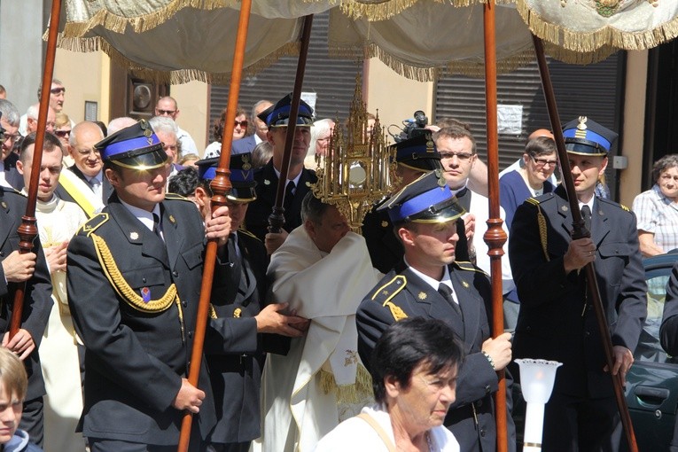 Bp Henryk Tomasik z Najświętszym Sakramentem po wyjściu z kościoła farnego