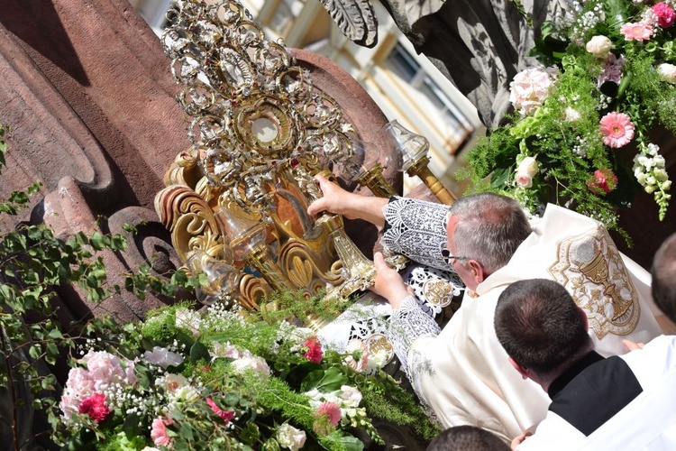 Ulicami Świdnicy z Najświętszym Sakramentem