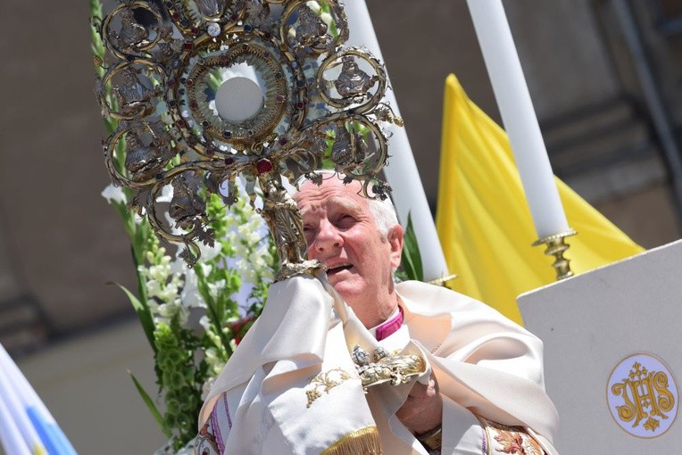 Przy każdym ołtarzu bp Ignacy błogosławił wiernych Najświętszym Sakramentem.