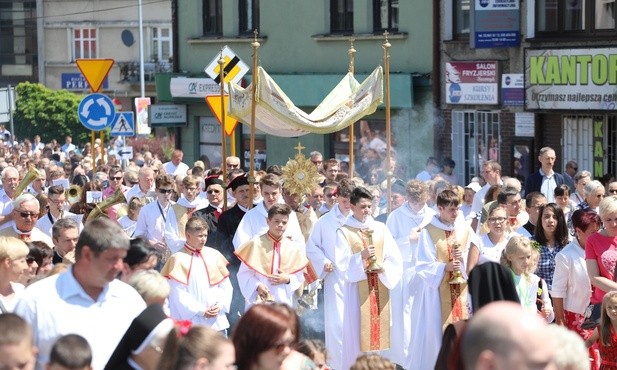 Na ulice Żywca za Panem Jezusem ruszyły w procesji tłumy...