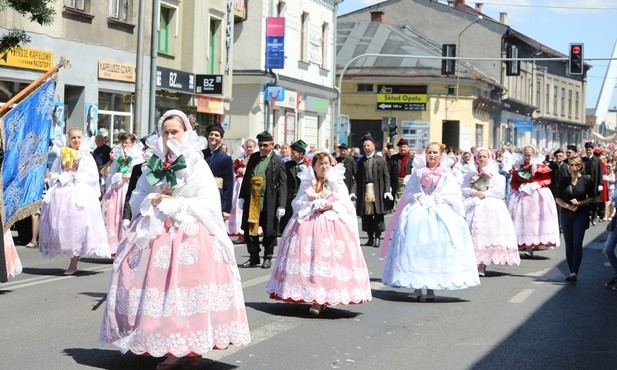 Nie zabrakło Żywieckiej Asysty w odświętnych strojach, ze sztandarami... 