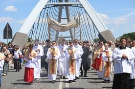 Procesja na moście nad rzeka Sołą