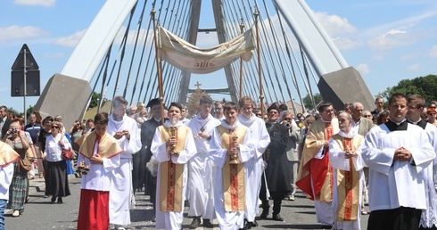 Procesja na moście nad rzeka Sołą