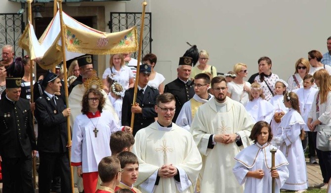 Procesja wkracza na dziedziniec sanktuarium w Bielanach