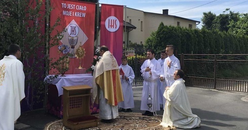 W tym roku wierni parafii NMP Królowej Polski modlili się przy nowych ołtarzach ustawionych na trasie procesji Bożego Ciała