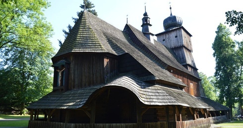 Nocna warta przy kościele 