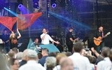 Koncert prowadził ks. Rafał Masztalerz, który również wspomagał śpiew zespołu.