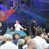 Koncert prowadził ks. Rafał Masztalerz, który również wspomagał śpiew zespołu.