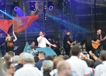 Koncert prowadził ks. Rafał Masztalerz, który również wspomagał śpiew zespołu.