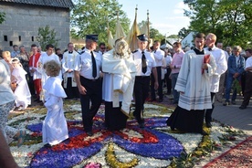 W Spycimierzu Jezus Eucharystyczny idzie po kwiatowym dywanie