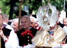 Jezus Eucharystyczny niesiony był w monstrancji w kształcie pelikana