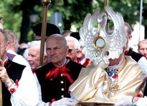 Jezus Eucharystyczny niesiony był w monstrancji w kształcie pelikana