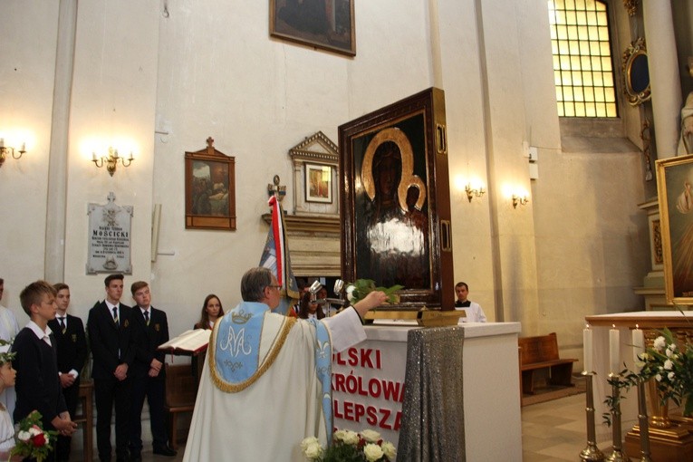 Powitanie MB Częstochowskiej w kościele rektorskim oo. pijarów w Łowiczu