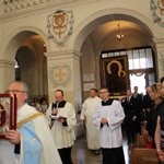 Powitanie MB Częstochowskiej w kościele rektorskim oo. pijarów w Łowiczu