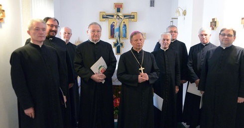 Wspólna fotografia w kaplicy kurialnej z bp. Henrykiem Tomasikiem i kanclerzem ks. Edwardem Poniewieskim (3 z lewej)