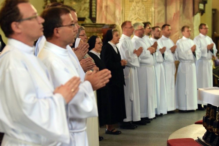 Ustawieni w rzędzie otrzymali błogosławieństwo do pełnienia funkcji przez biskupa.