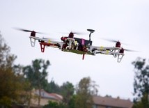 KE chce uregulować prawnie latanie dronami na niskich pułapach