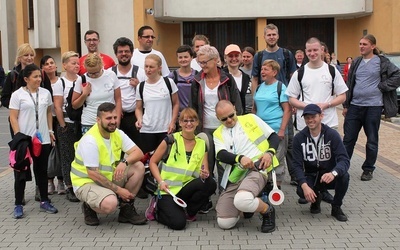 Drużyna JG 24h przed kościołem w Jawiszowicach-os. Brzeszcze