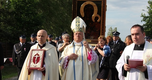 Procesji i Eucharystii przewodniczył bp Józef Zawitkowski