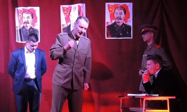 Aktorzy wcielajcy się w role przedstawicieli reżimu komunistycznego