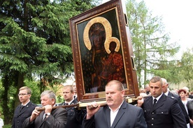 W procesji do kościoła obraz nieśli mieszkańcy poszczególnych miejscowości parafii