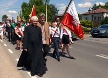 Po Mszy św. uczestnicy rocznicowej uroczystości przeszli z kościoła do ogrodów plebańskich, gdzie rozpoczął się jubileuszowy festyn