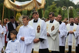 Mszy św. odpustowej połączonej z procesją eucharystyczną przewodniczył ks. Zbigniew Suchecki