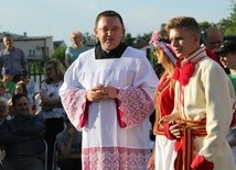 Jedna ze scen „Jedlińskiego wesela”. Młodzi z ks. Karolem Piłatem