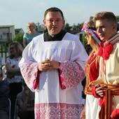 Jedna ze scen „Jedlińskiego wesela”. Młodzi z ks. Karolem Piłatem