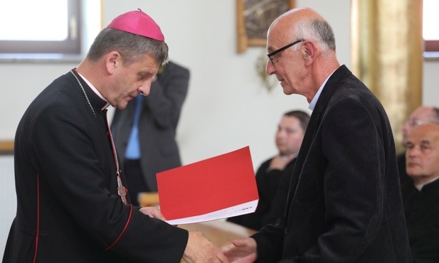 Bp Roman Pindel wręczył dekrety wskazujące nowy zakres posługi duszpasterskiej