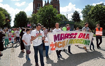 Tradycyjnie marsz w Kutnie wyruszył sprzed kościoła  św. Wawrzyńca.