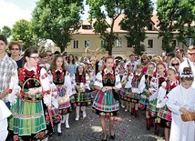 Kolorowa uroczystość przyciągnęła rzesze wiernych i turystów.