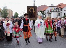 Bp Zawitkowski w procesji z ikoną jasnogórską do kościoła Świętego Ducha w Łowiczu.
