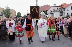 Bp Zawitkowski w procesji z ikoną jasnogórską do kościoła Świętego Ducha w Łowiczu.