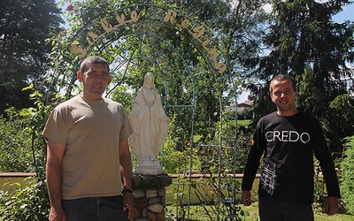 Na zdjęciu Jacek i Piotrek z figurą Maryi w ogrodzie w Krzyżowicach.